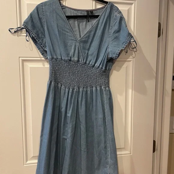 Denim Nine West dress. Elastic at waistline  and bows that can be tied on slave - Picture 2 of 6